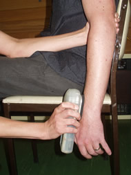 Part 2 shows the therapist placing the Goniometer on a bony landmark at the patient&rsquo;s wrist.